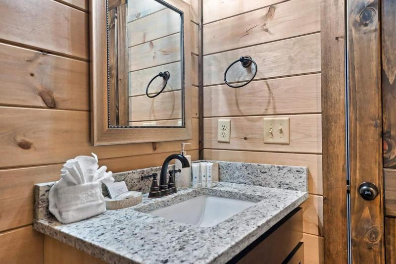 NEWLY BUILT Amazing View Chalet Perfect Location - image 34