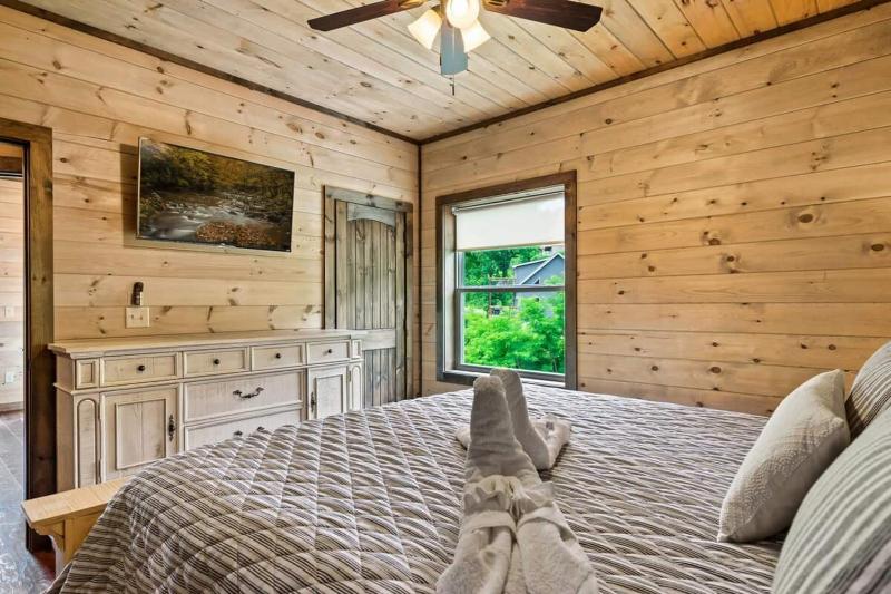 NEWLY BUILT Amazing View Chalet Perfect Location - image 35