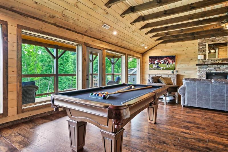 NEWLY BUILT Amazing View Chalet Perfect Location - image 29
