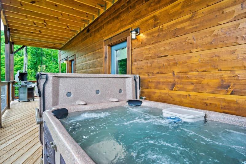 NEWLY BUILT Amazing View Chalet Perfect Location - image 18