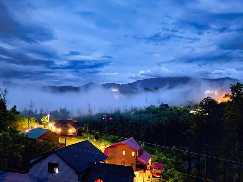 NEWLY BUILT Amazing View Chalet Perfect Location - image 24