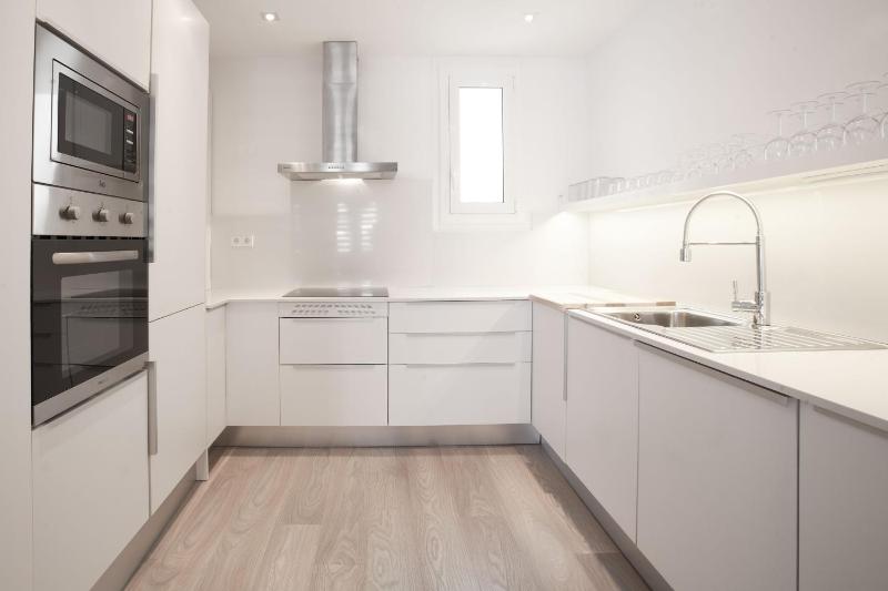 Casanova Charm 4BDR Apartment - image 5