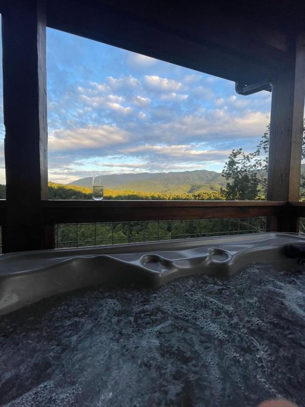 Brand New Chalet with Spectacular Views- Ursa Mons - image 7