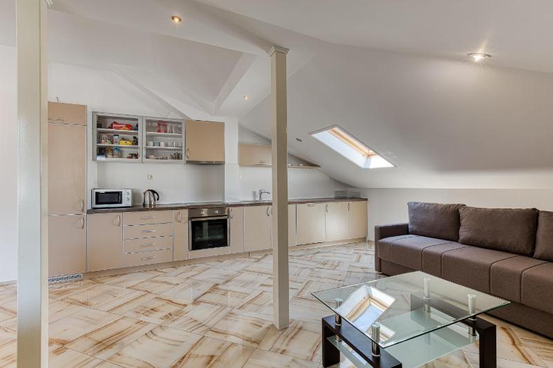 Central WoW Living - image 13