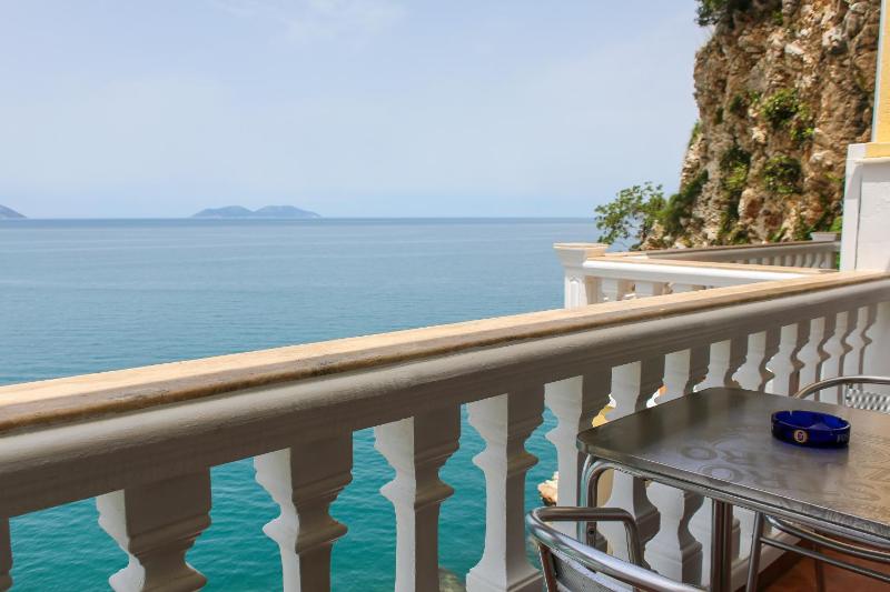 Superior Twin Room with Balcony and Sea View image 4