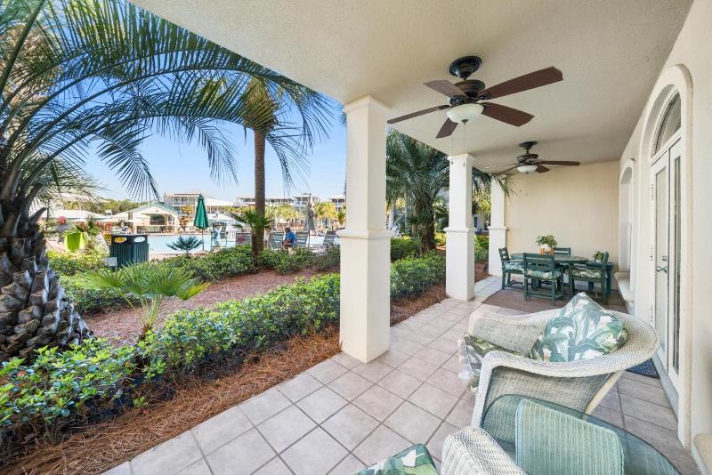 Lagoon Lounge - image 11