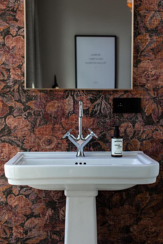 Hotel Rose Red - image 15