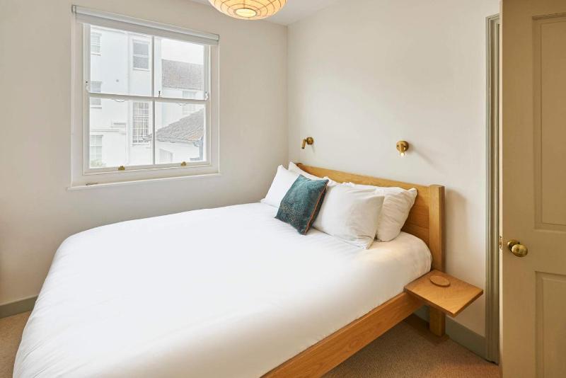 Host & Stay - Window on the World - image 12
