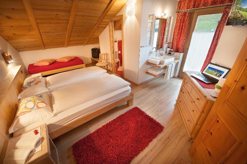 Superior Triple Room image 4