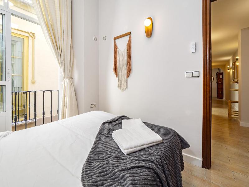 Cubo's Luciano Malaga Apartment & Optional Parking - image 14