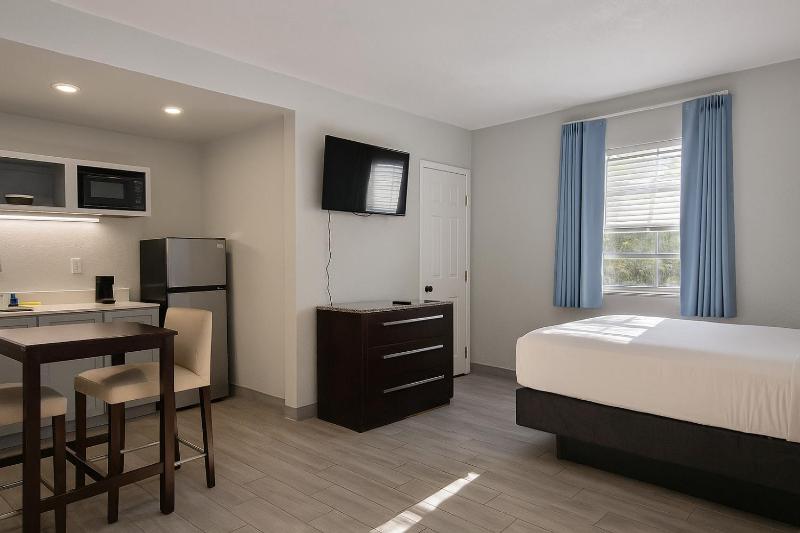 Coral Motel - Across from Public Beach Access - image 2