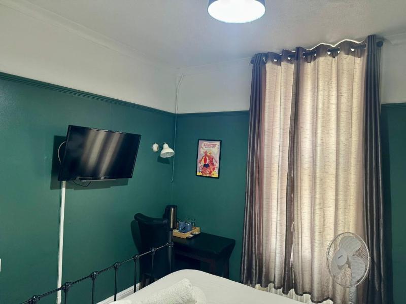 Number 19 Brighton - image 16