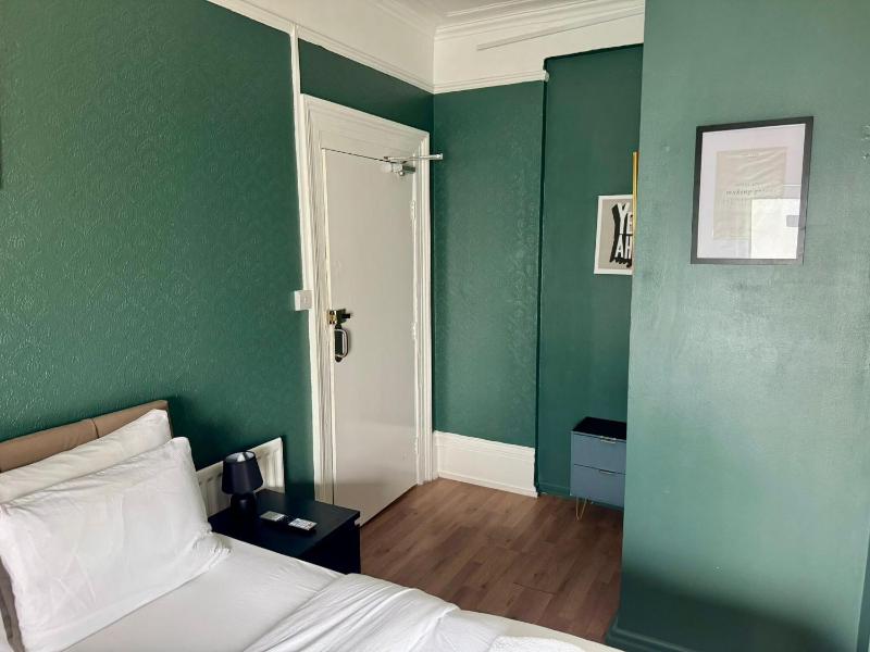 Number 19 Brighton - image 15