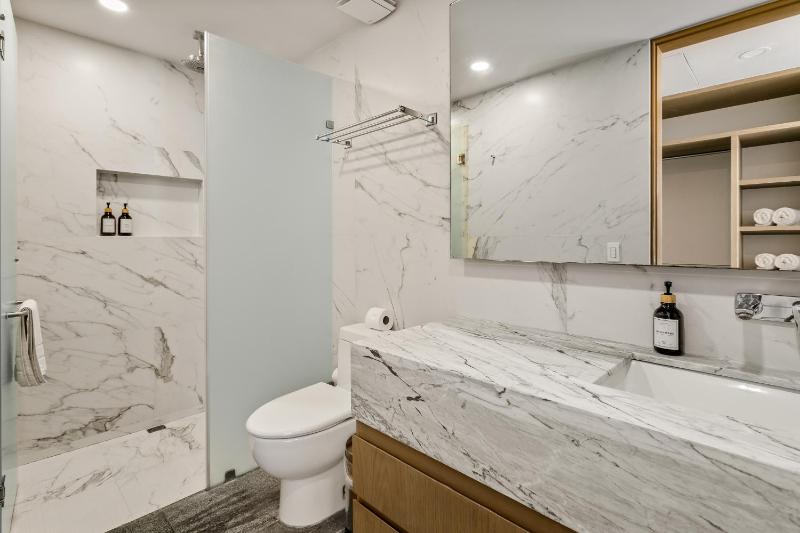Classic 2BR Condo pool near beach - image 10