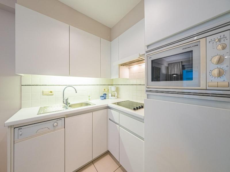 Well-maintained apartment with sea view - image 19