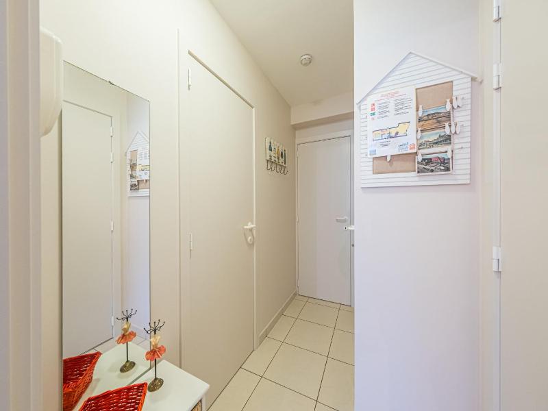 Well-maintained apartment with sea view - image 1