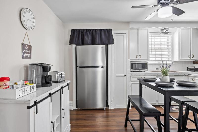 Cozy & Updated Unit in the Heart of the Highlands - image 21