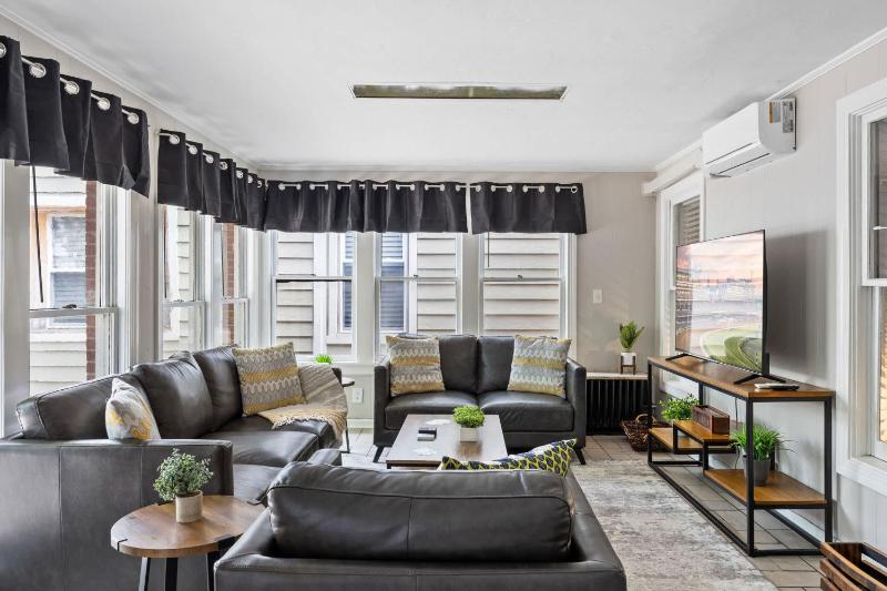 Cozy & Updated Unit in the Heart of the Highlands - image 50