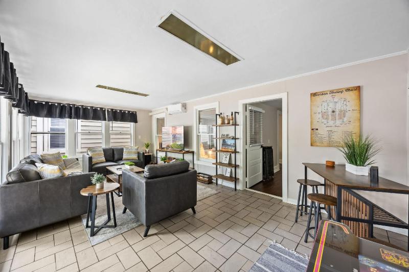 Cozy & Updated Unit in the Heart of the Highlands - image 31