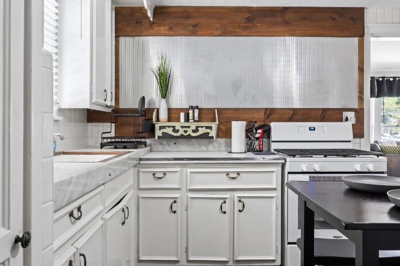 Cozy & Updated Unit in the Heart of the Highlands - image 42