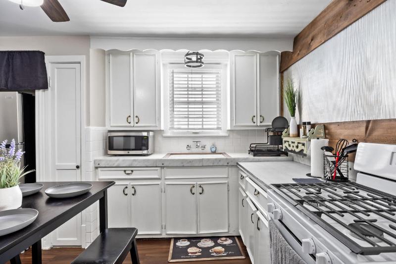 Cozy & Updated Unit in the Heart of the Highlands - image 17