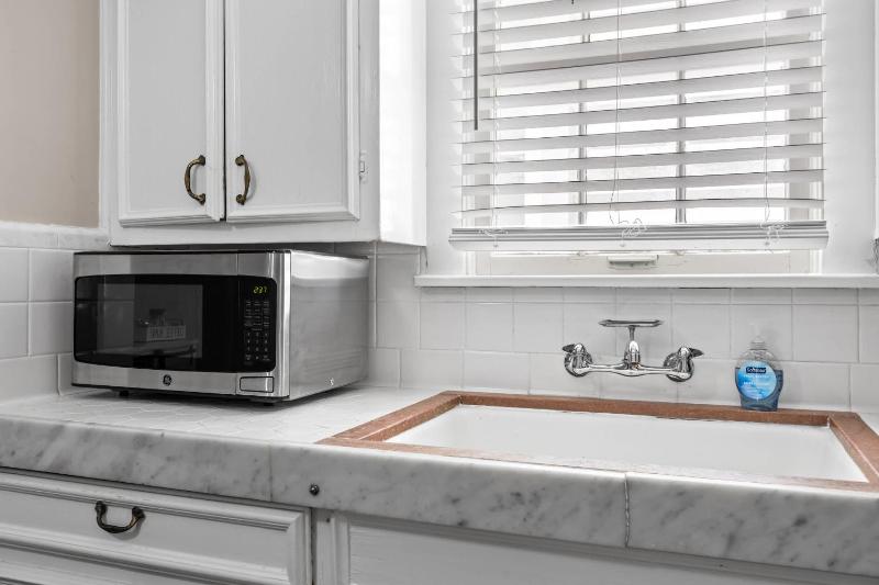 Cozy & Updated Unit in the Heart of the Highlands - image 48