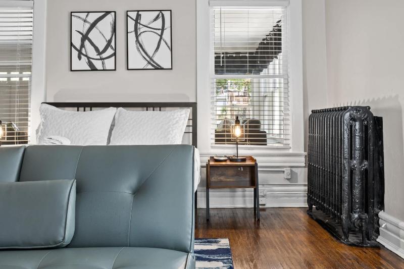 Cozy & Updated Unit in the Heart of the Highlands - image 37
