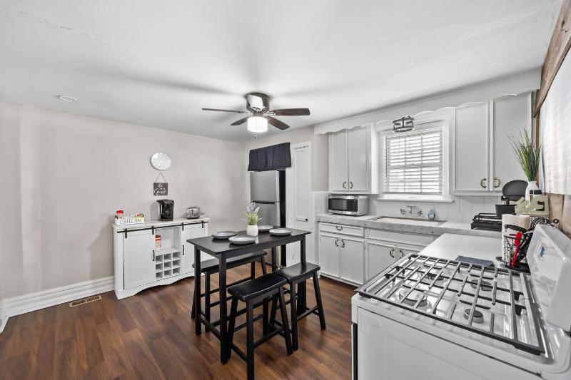 Cozy & Updated Unit in the Heart of the Highlands - image 38