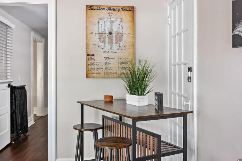 Cozy & Updated Unit in the Heart of the Highlands - image 9