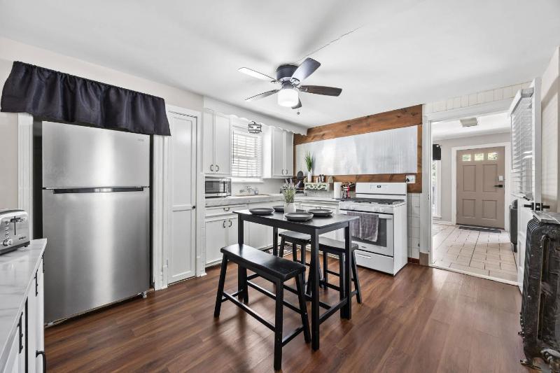 Cozy & Updated Unit in the Heart of the Highlands - image 10