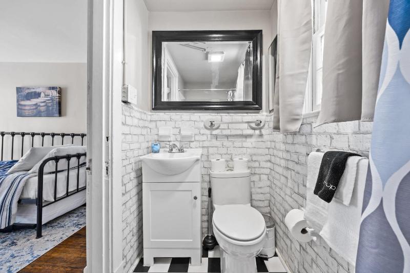 Cozy & Updated Unit in the Heart of the Highlands - image 18