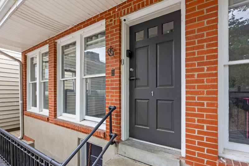 Cozy & Updated Unit in the Heart of the Highlands - image 29