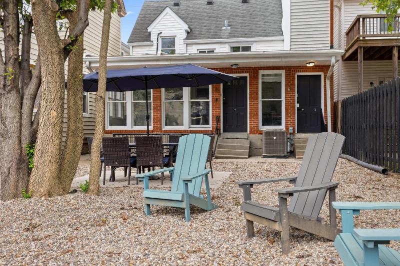 Cozy & Updated Unit in the Heart of the Highlands - image 34