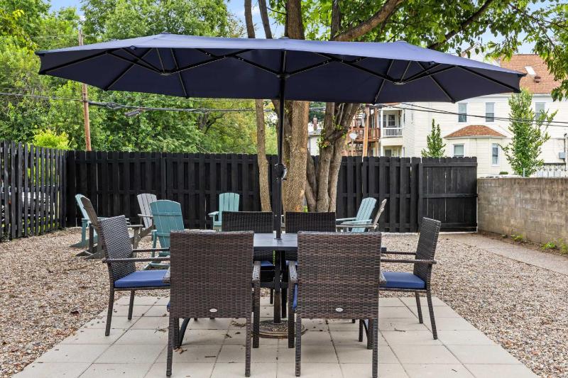 Cozy & Updated Unit in the Heart of the Highlands - image 36