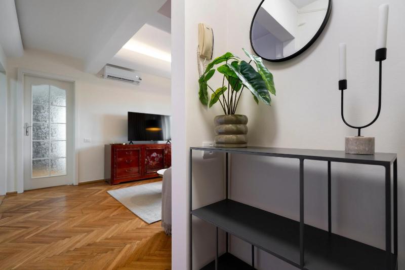 Quirky Top-Floor 1BR Nest in the Historic Center - image 7