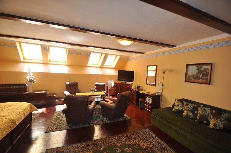 Standard Quadruple Room image 2