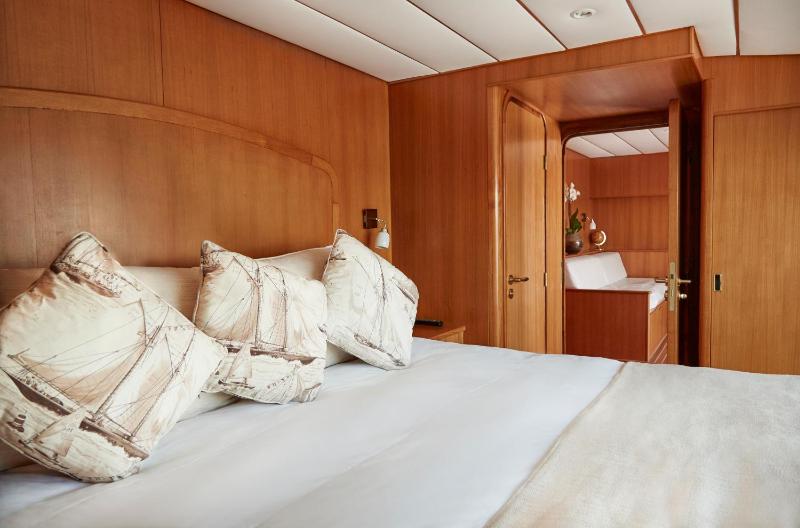 Yacht Cabin Suite with terrace and Sea View image 4