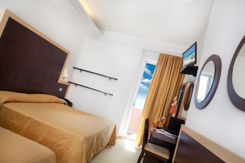 Triple Room with Bath image 3