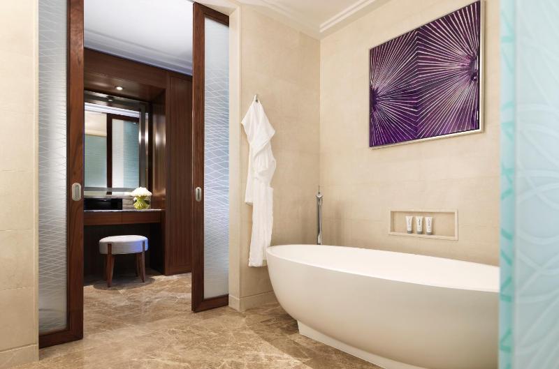 Four Seasons Executive Suite with King Bed image 1
