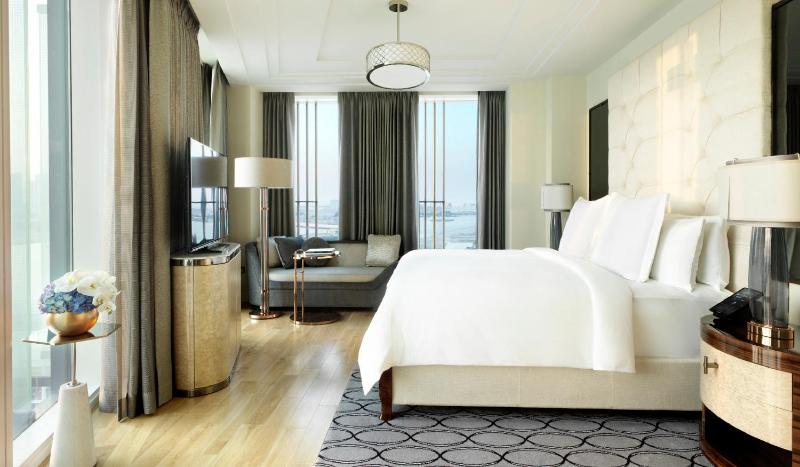 Executive King Suite with City View image 3