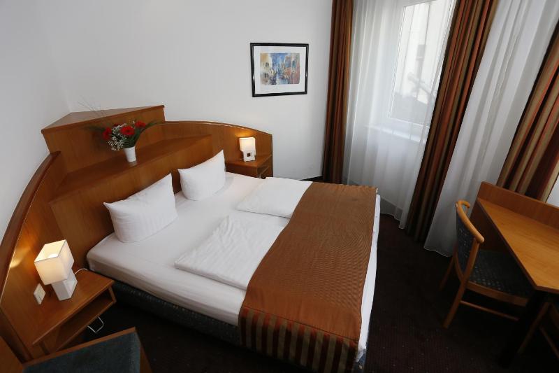 Double Room image 4