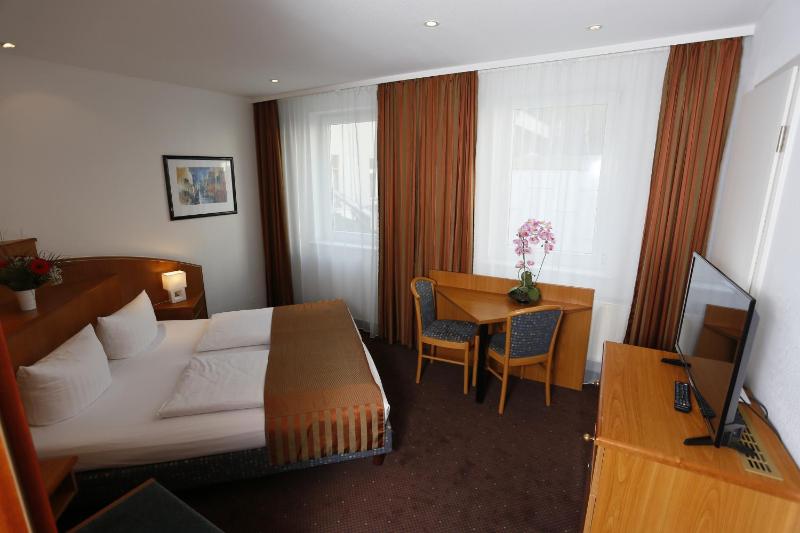 Double Room image 3