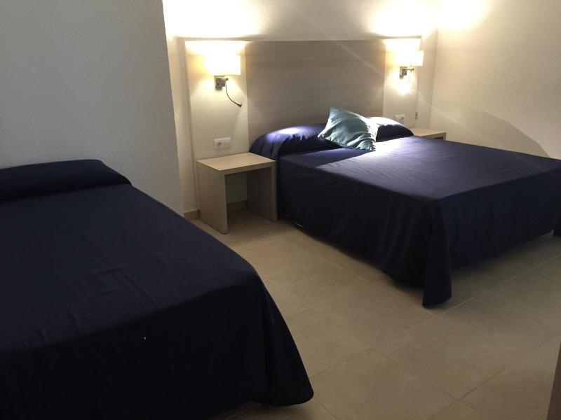 Double Room with Extra Bed image 3