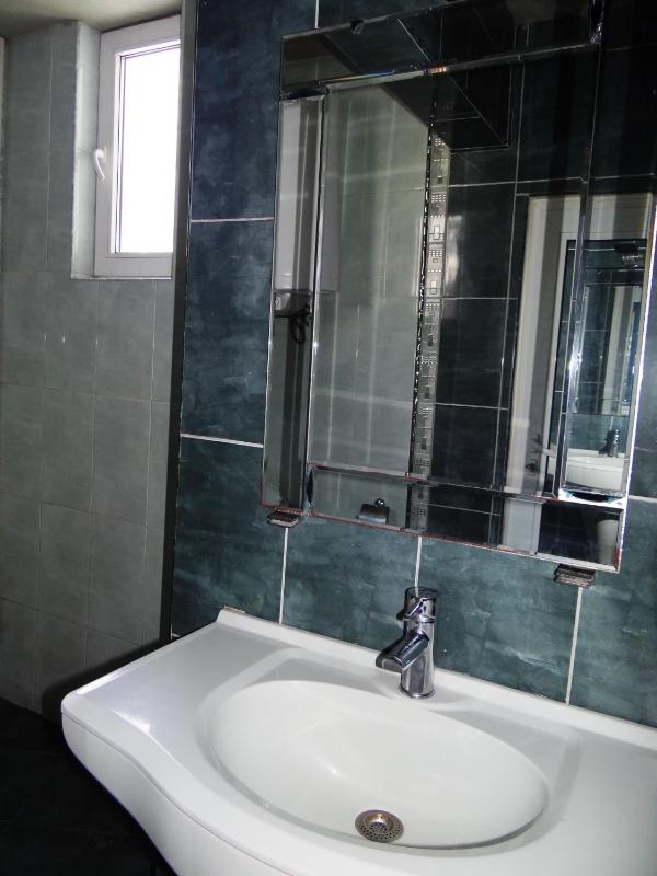 Triple Room with Shared Bathroom image 3