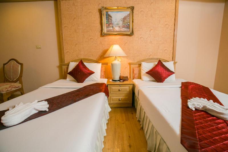 Deluxe Twin Room with Balcony image 2