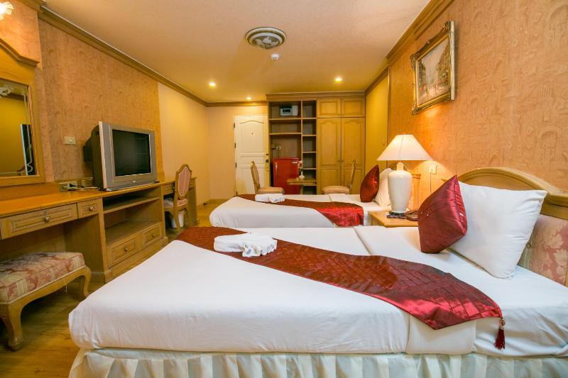 Deluxe Twin Room with Balcony image 1