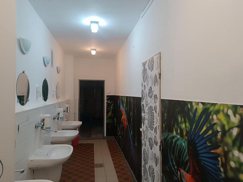 Chatky na Borovej Sihoti - shared toilet and showers - image 29