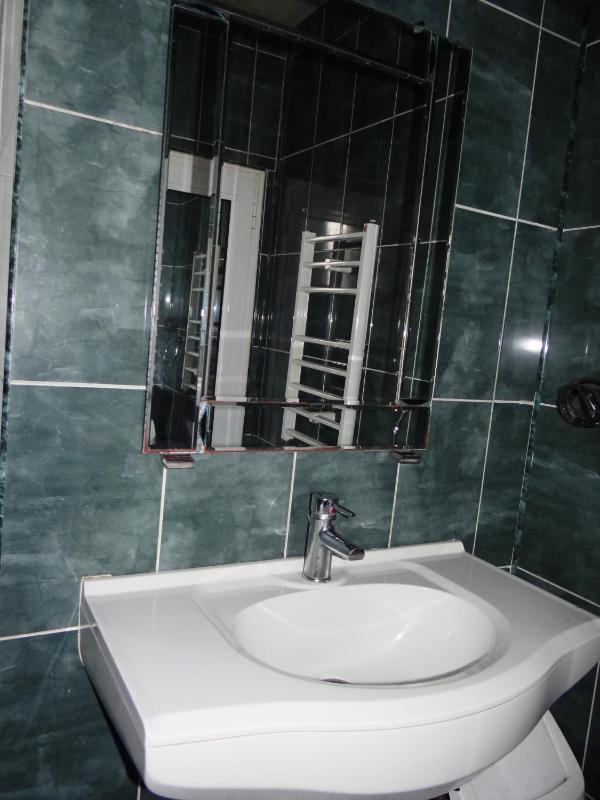 Twin Room with Shared Bathroom image 3