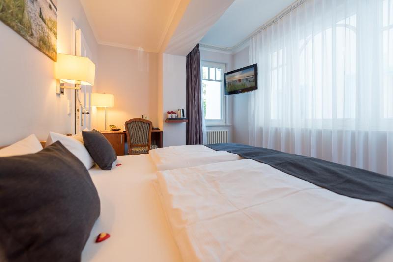 Double Room with Partial Sea View image 4