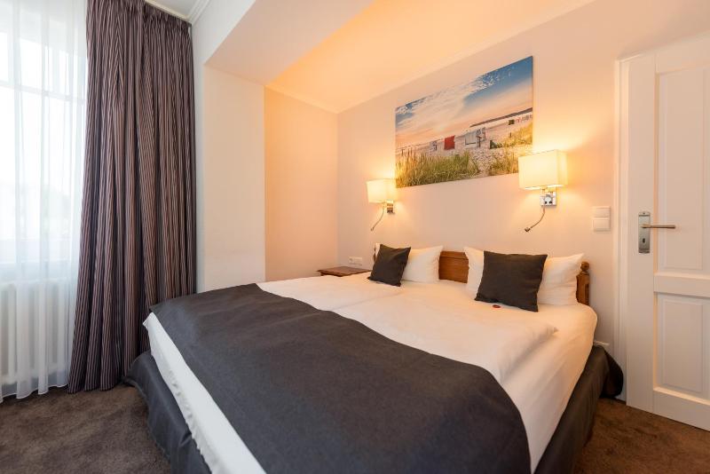 Double Room with Partial Sea View image 3